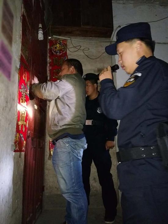 郊纳乡粗心妈妈误将幼女锁家中 