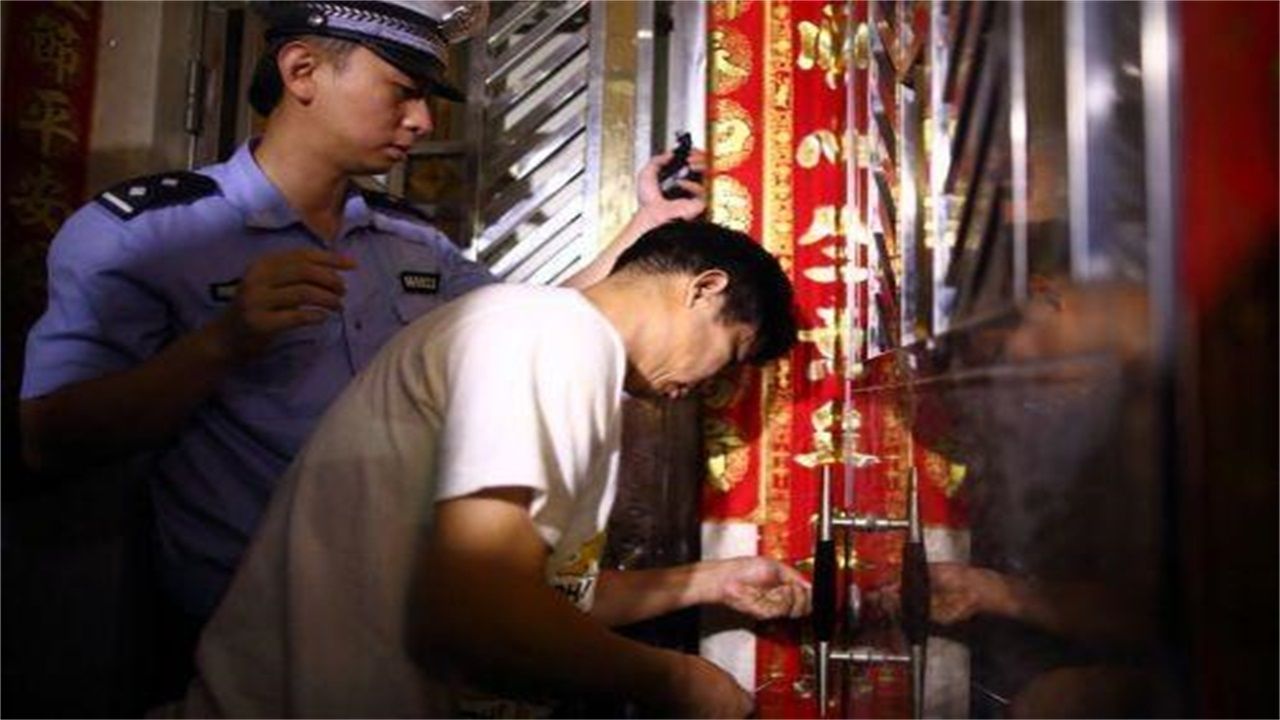 郊纳乡请开锁师傅开了锁后，师傅